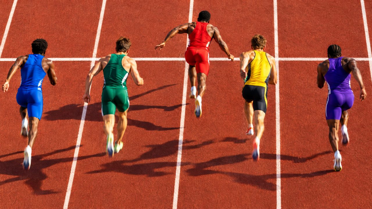 Coureurs franchissant la ligne d'arrivée d'une piste d'athlétisme, vus d'en haut